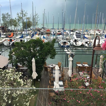 Calypso Lakeside Rooms & Lux Apartments Siofok Bagian luar foto