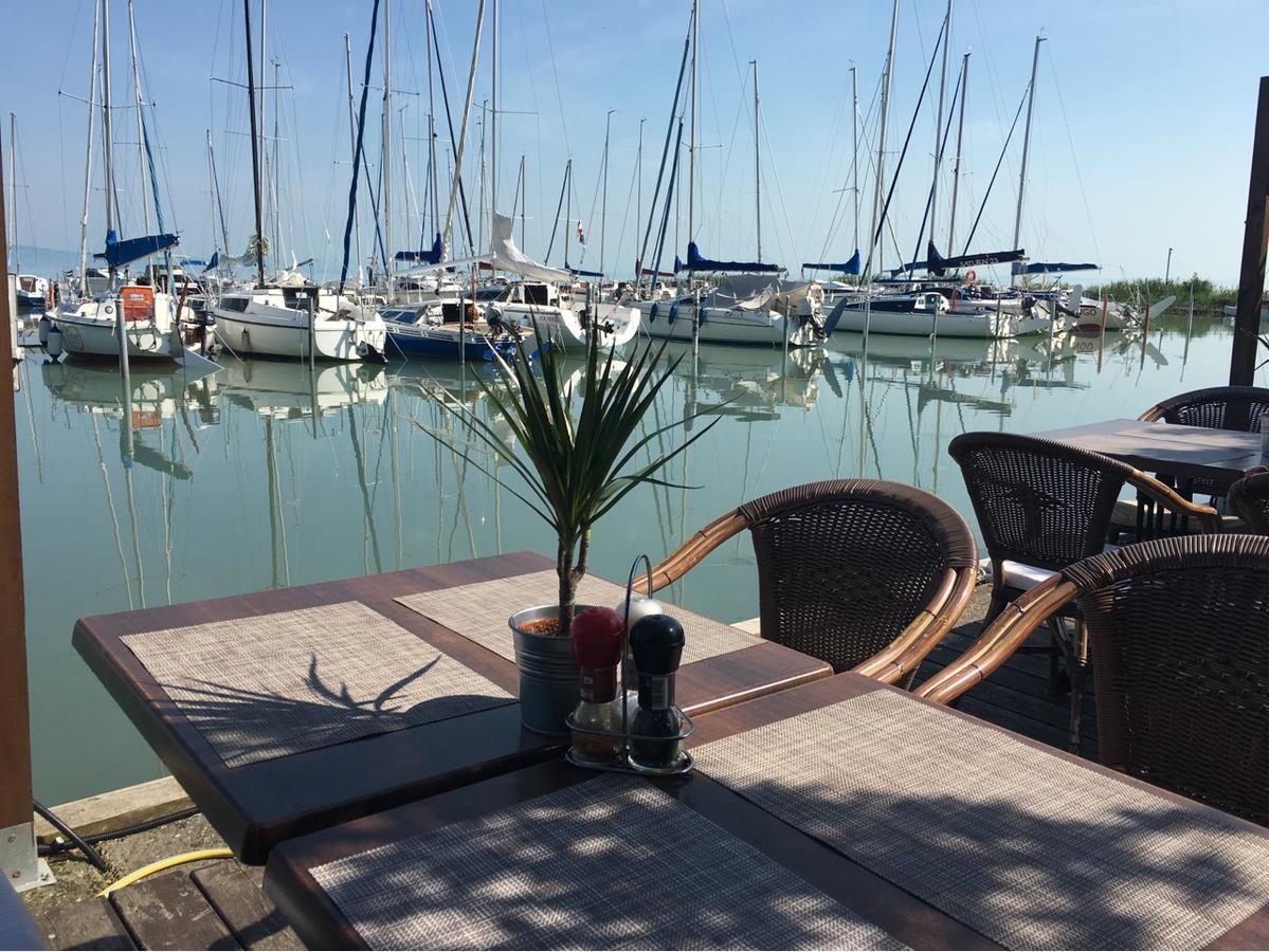 Calypso Lakeside Rooms & Lux Apartments Siofok Bagian luar foto