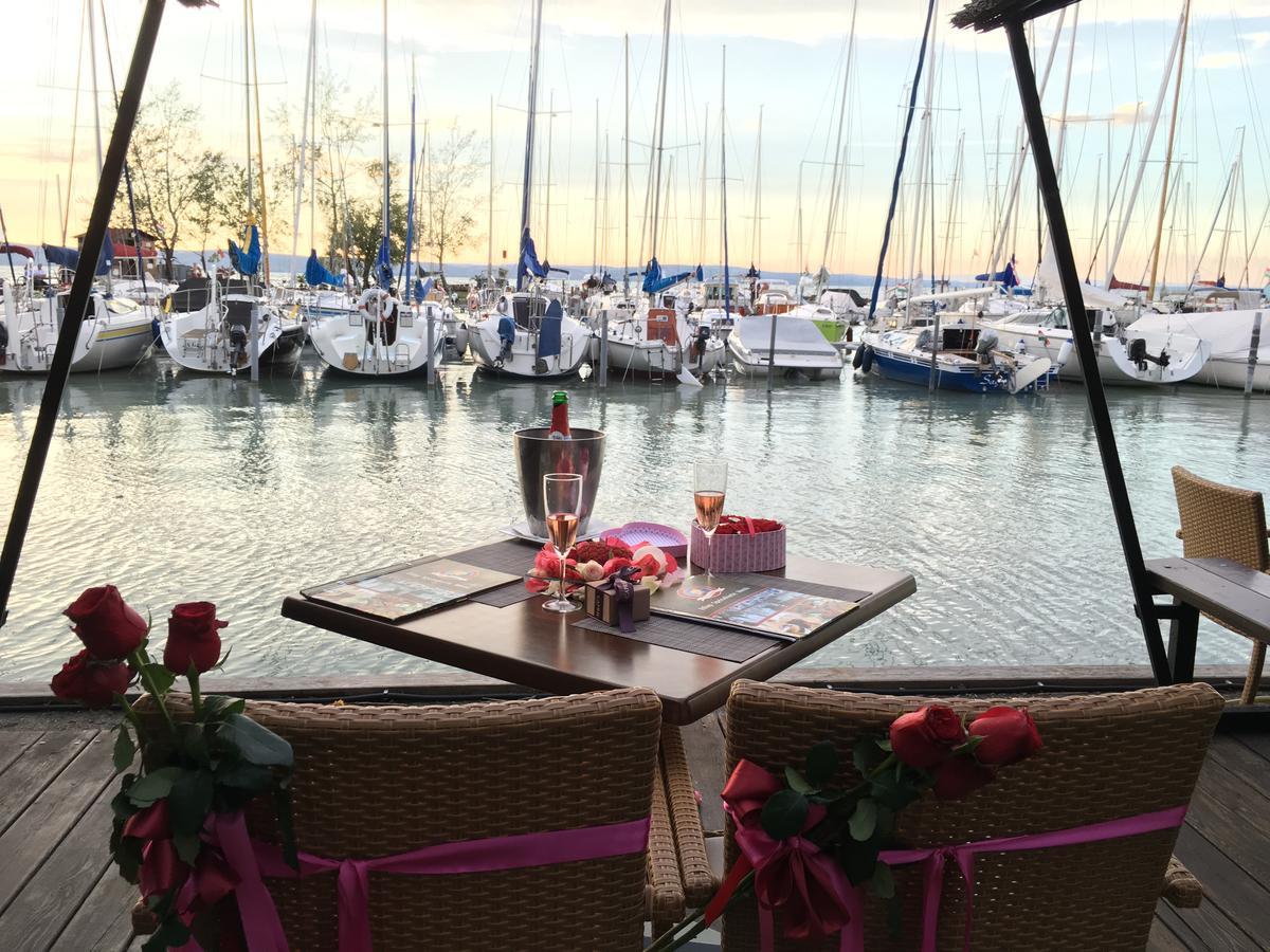 Calypso Lakeside Rooms & Lux Apartments Siofok Bagian luar foto