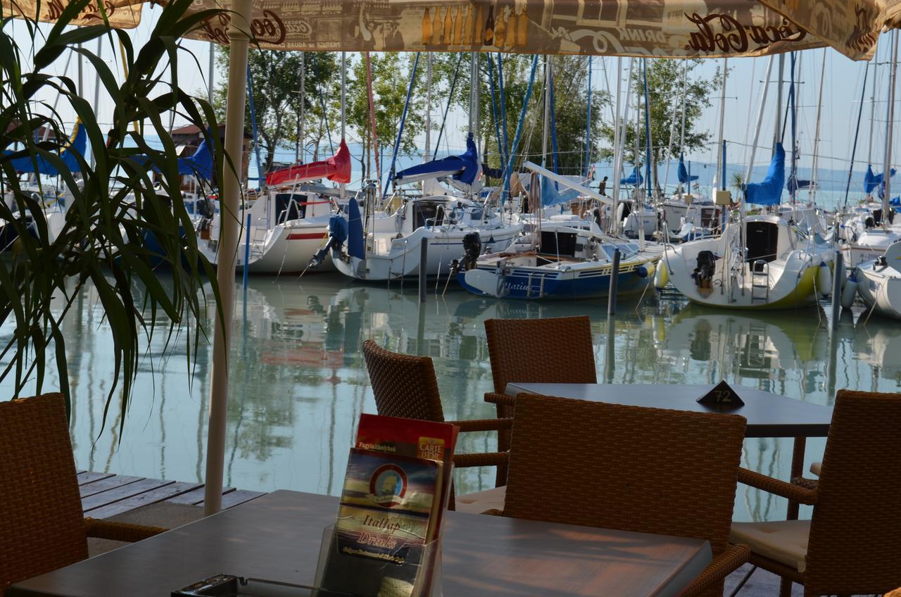 Calypso Lakeside Rooms & Lux Apartments Siofok Bagian luar foto