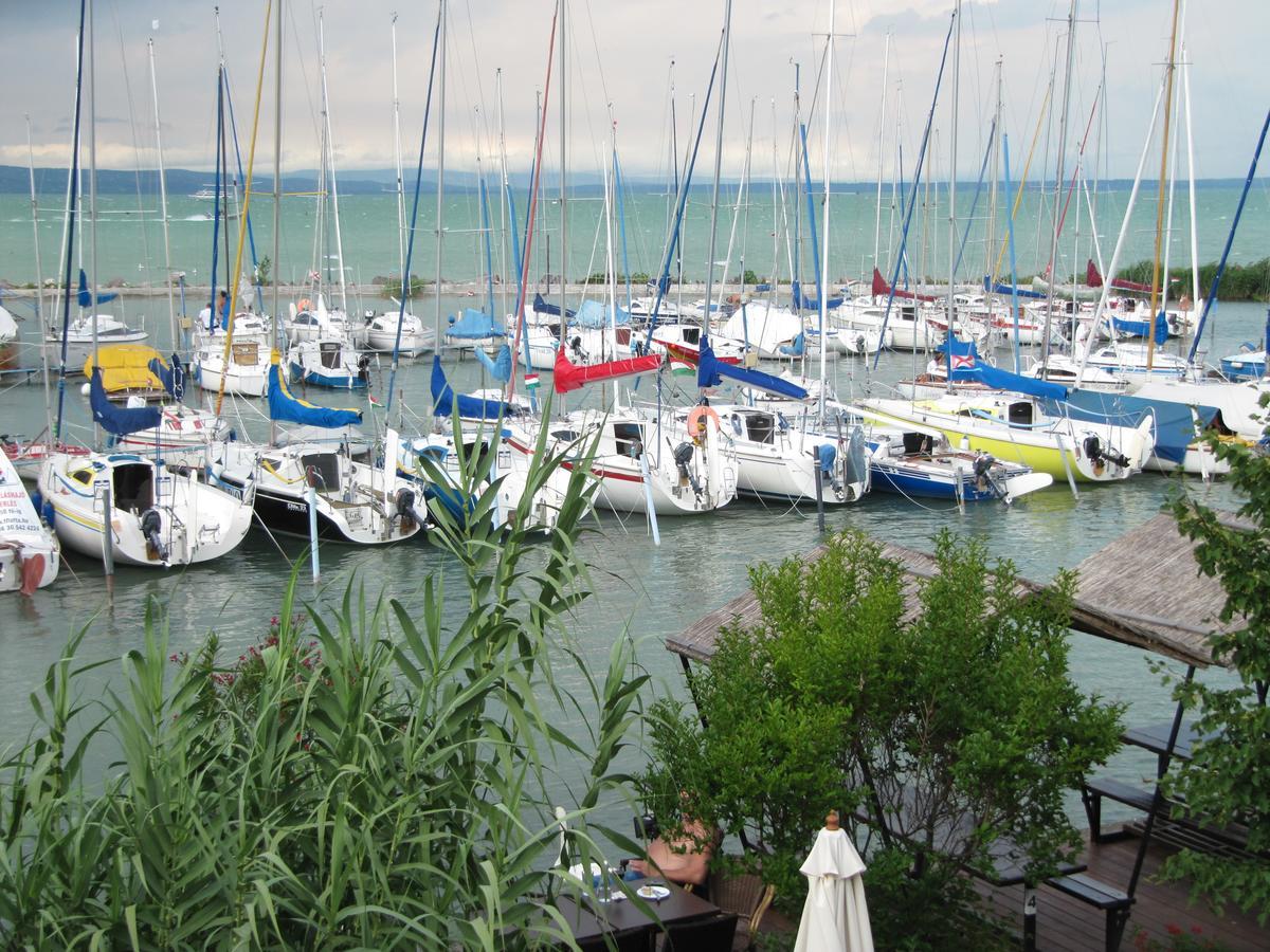 Calypso Lakeside Rooms & Lux Apartments Siofok Bagian luar foto