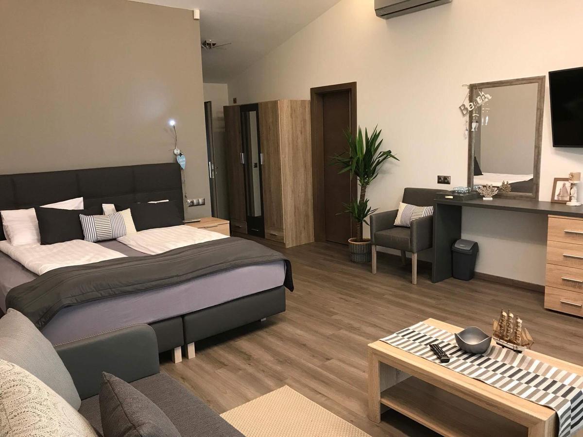 Calypso Lakeside Rooms & Lux Apartments Siofok Bagian luar foto