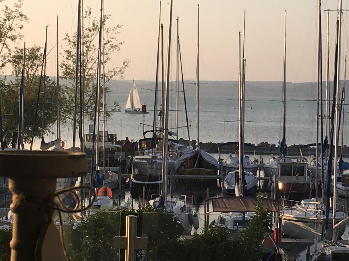 Calypso Lakeside Rooms & Lux Apartments Siofok Bagian luar foto