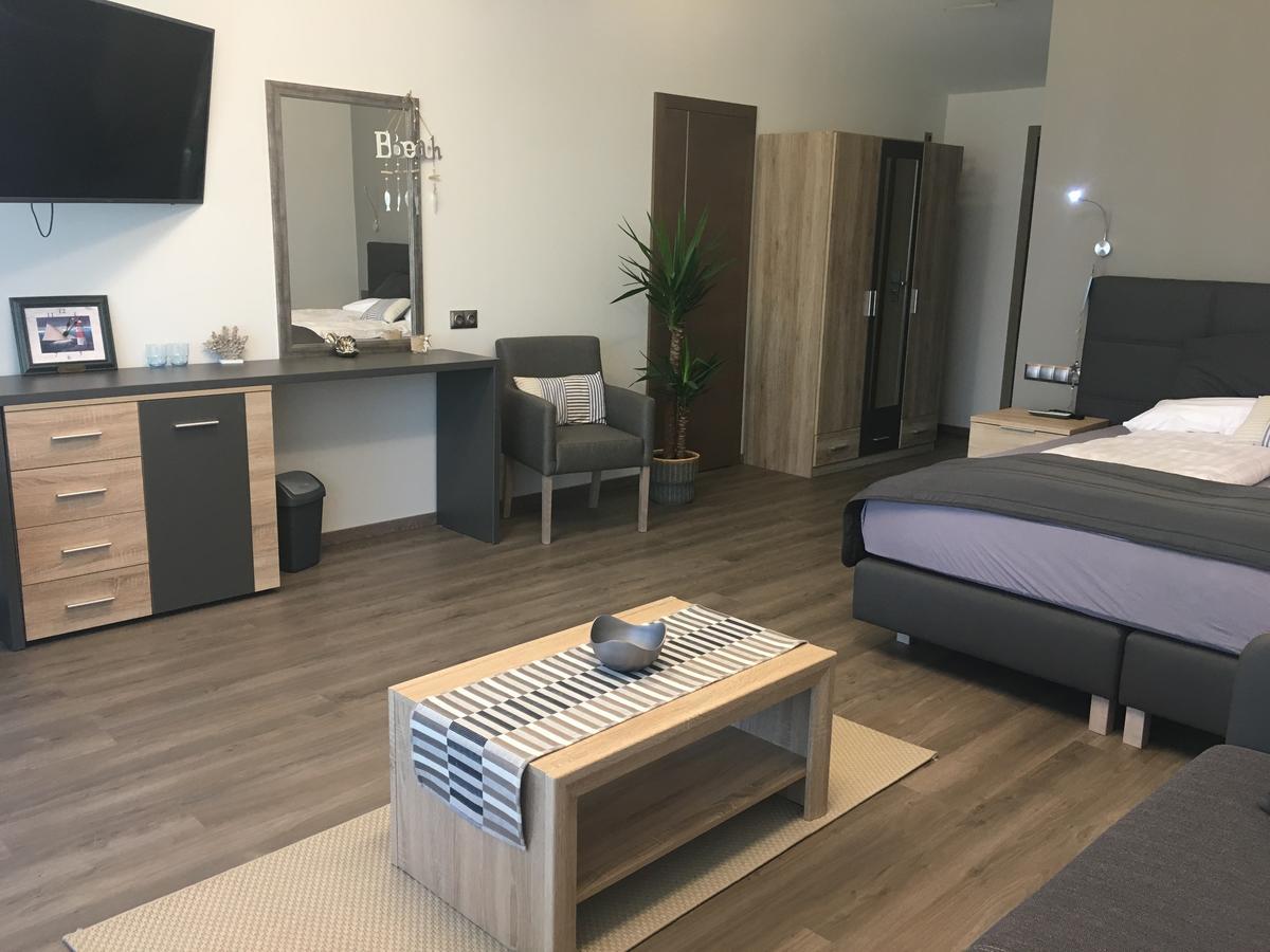 Calypso Lakeside Rooms & Lux Apartments Siofok Bagian luar foto