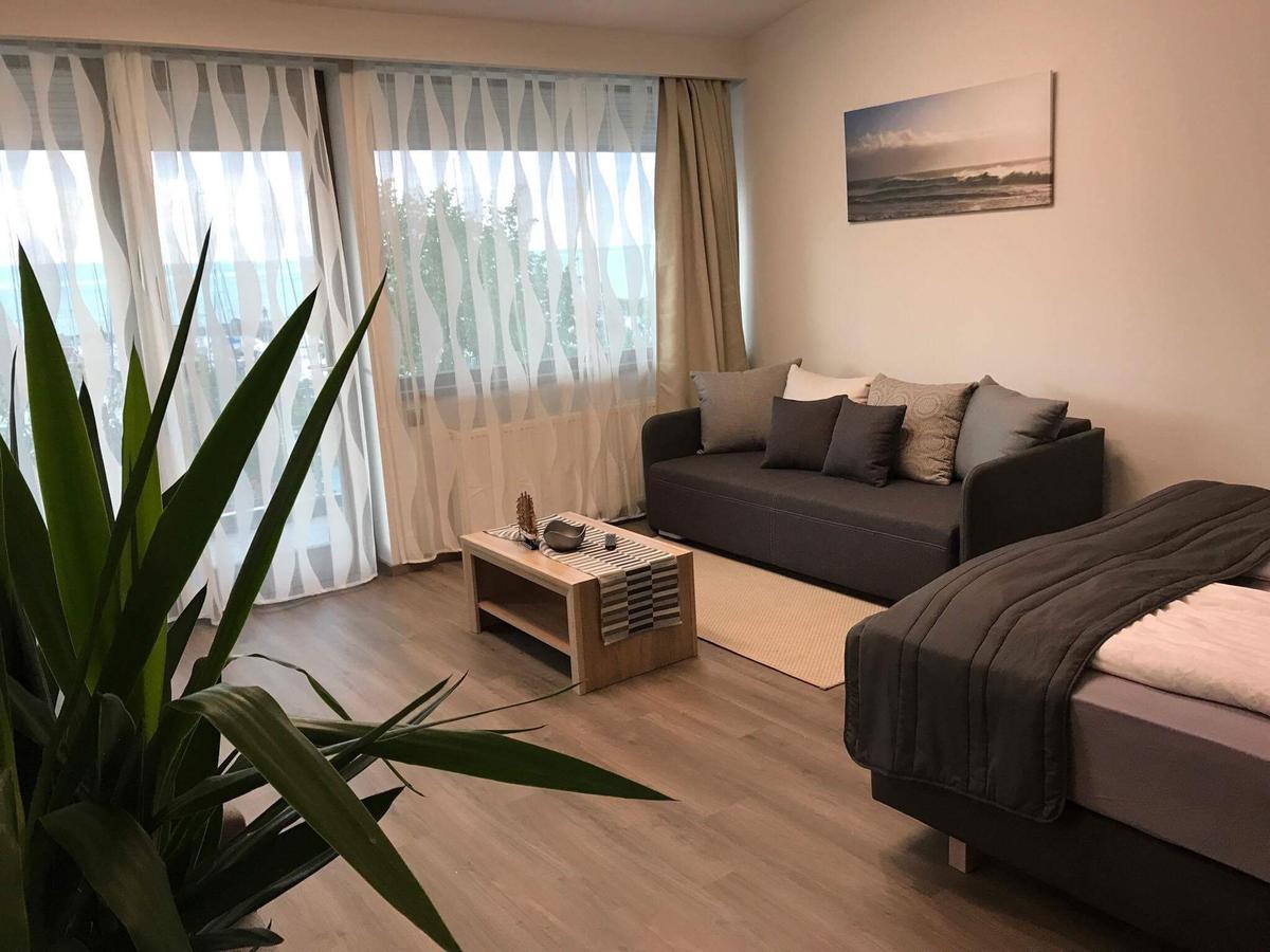 Calypso Lakeside Rooms & Lux Apartments Siofok Bagian luar foto