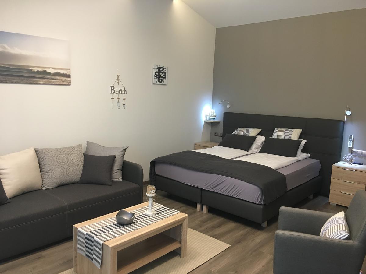 Calypso Lakeside Rooms & Lux Apartments Siofok Bagian luar foto