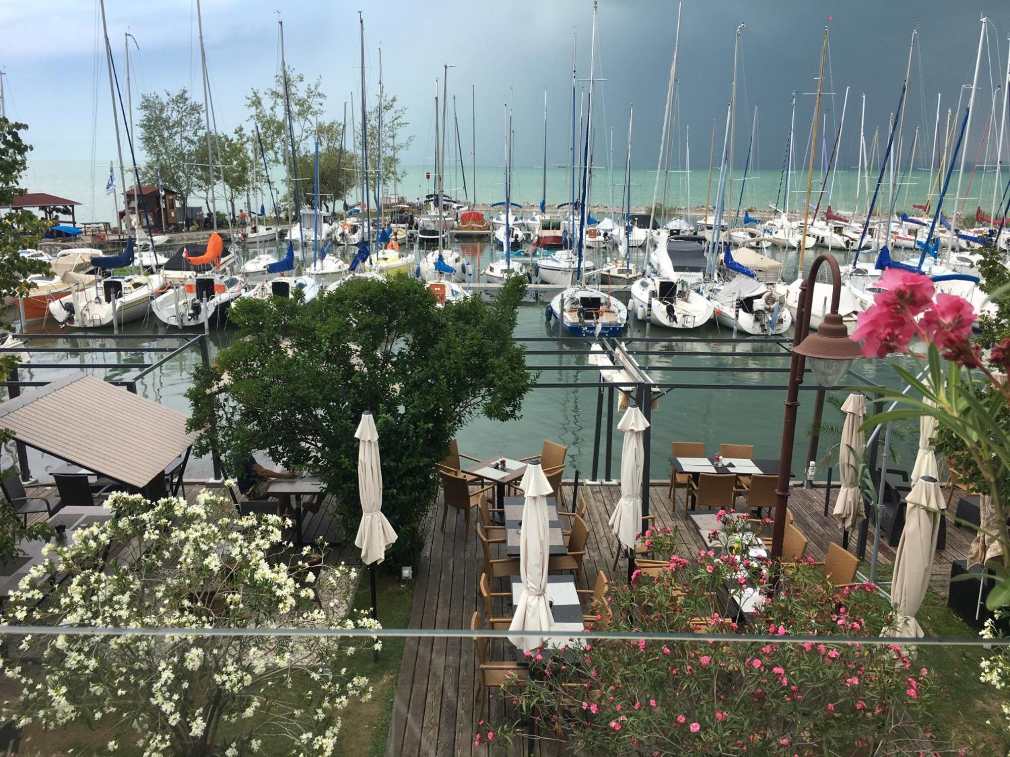 Calypso Lakeside Rooms & Lux Apartments Siofok Bagian luar foto