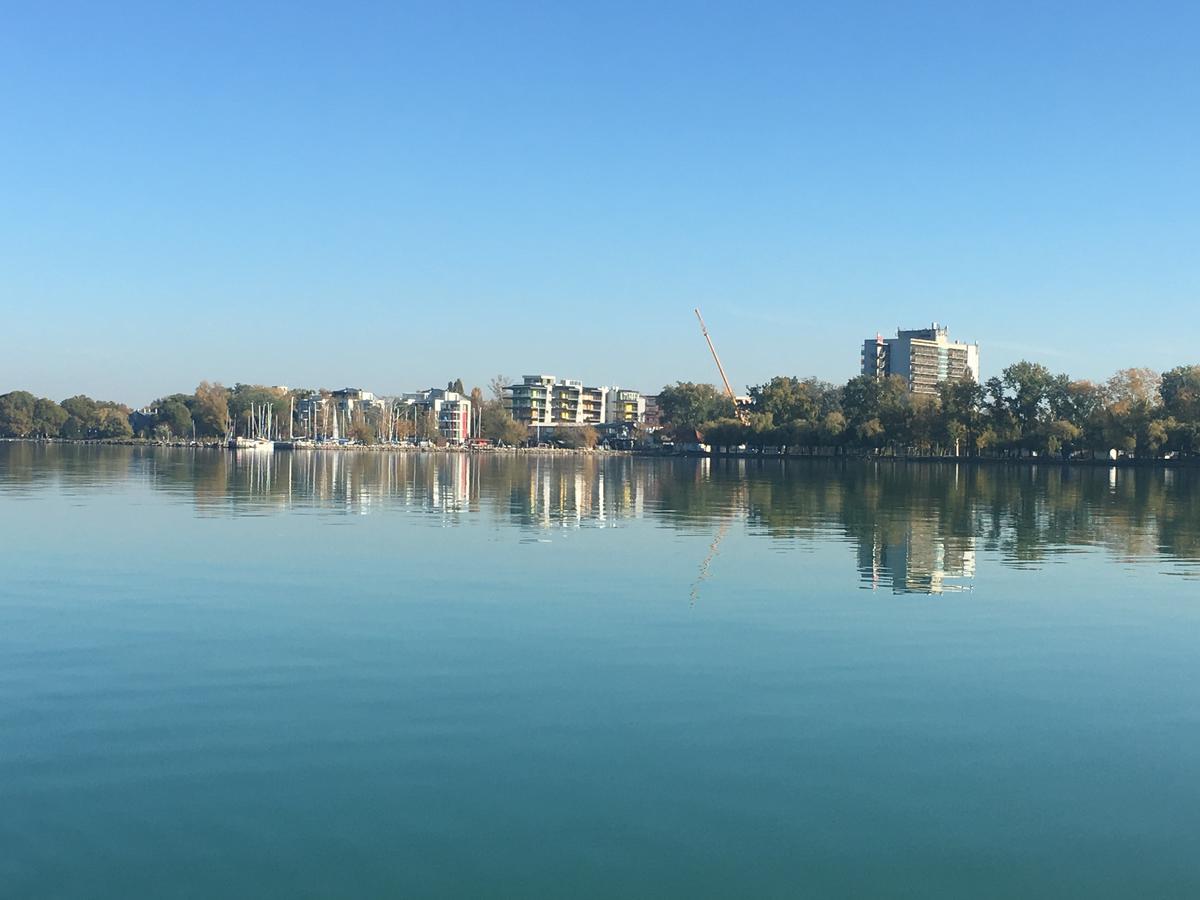 Calypso Lakeside Rooms & Lux Apartments Siofok Bagian luar foto