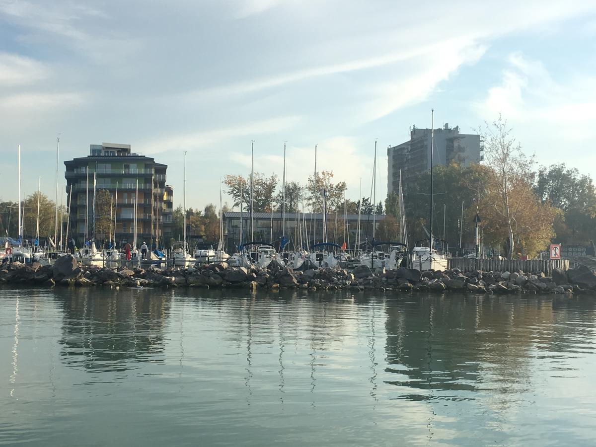 Calypso Lakeside Rooms & Lux Apartments Siofok Bagian luar foto
