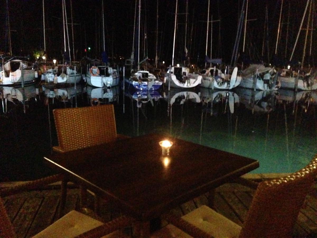 Calypso Lakeside Rooms & Lux Apartments Siofok Bagian luar foto