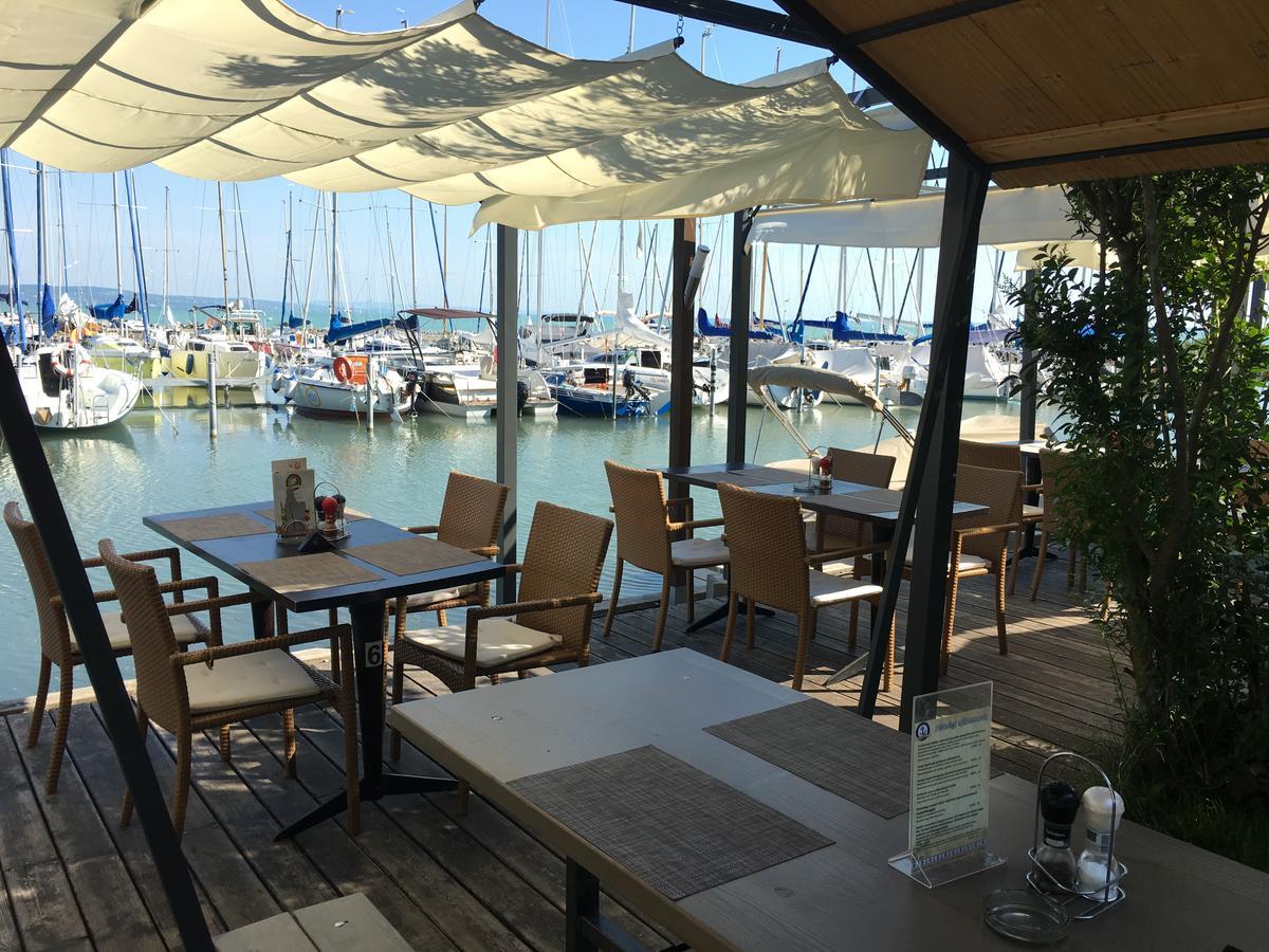 Calypso Lakeside Rooms & Lux Apartments Siofok Bagian luar foto
