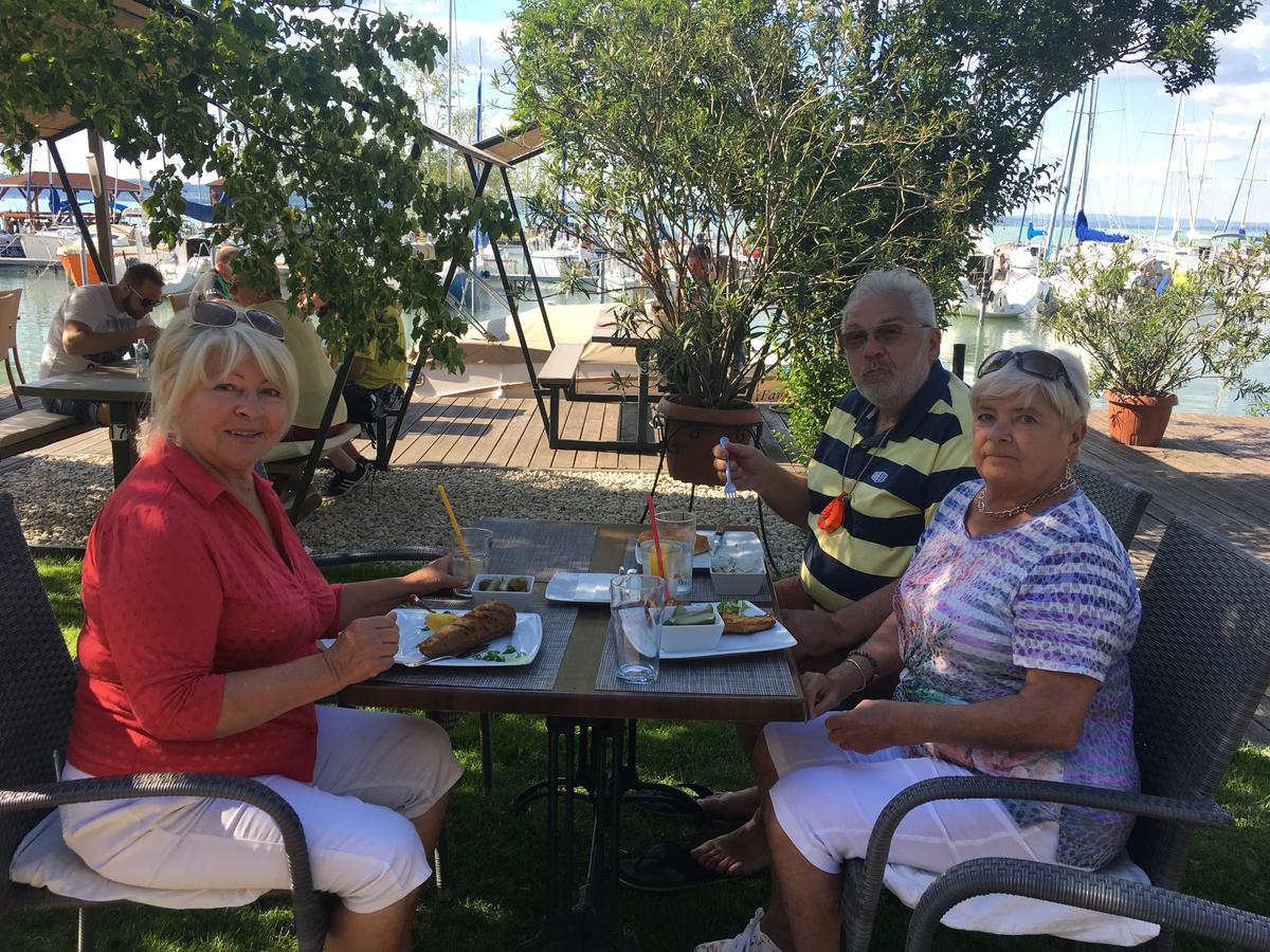 Calypso Lakeside Rooms & Lux Apartments Siofok Bagian luar foto