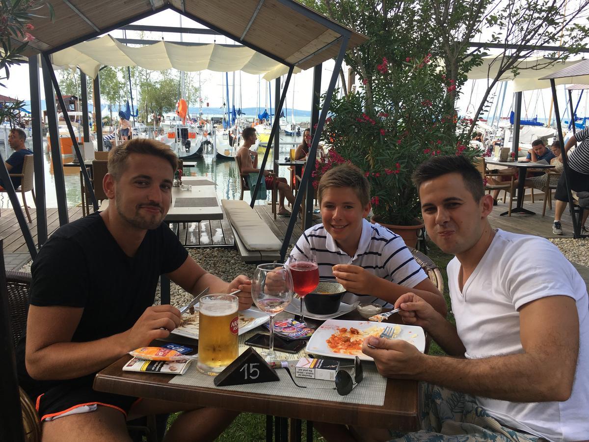 Calypso Lakeside Rooms & Lux Apartments Siofok Bagian luar foto