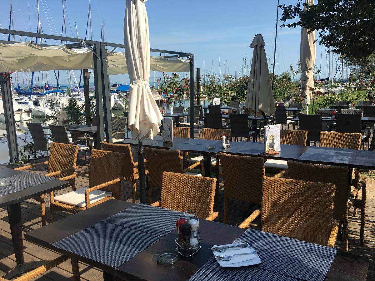 Calypso Lakeside Rooms & Lux Apartments Siofok Bagian luar foto