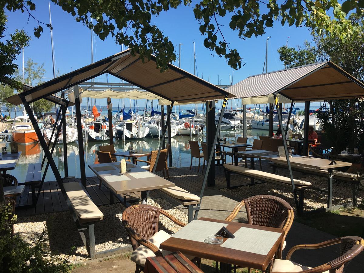 Calypso Lakeside Rooms & Lux Apartments Siofok Bagian luar foto