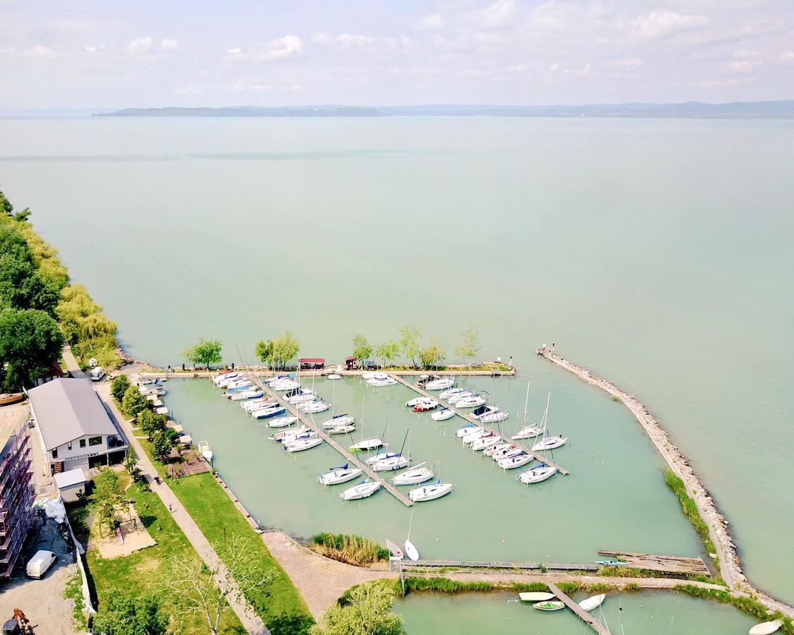 Calypso Lakeside Rooms & Lux Apartments Siofok Bagian luar foto