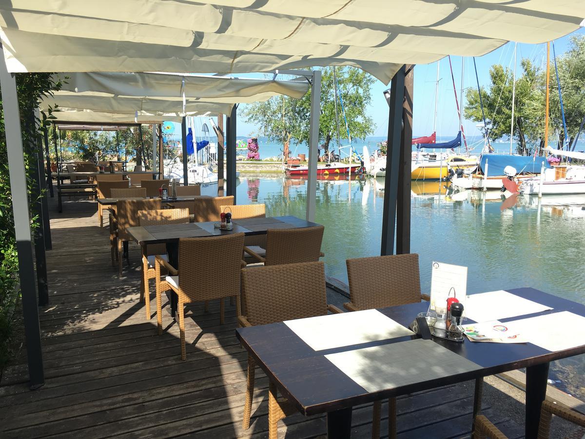 Calypso Lakeside Rooms & Lux Apartments Siofok Bagian luar foto