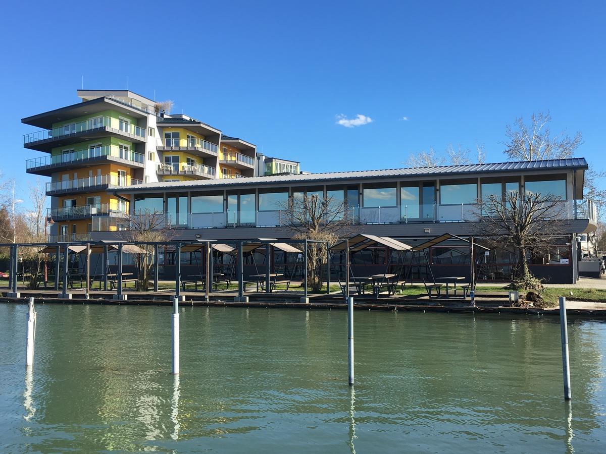 Calypso Lakeside Rooms & Lux Apartments Siofok Bagian luar foto
