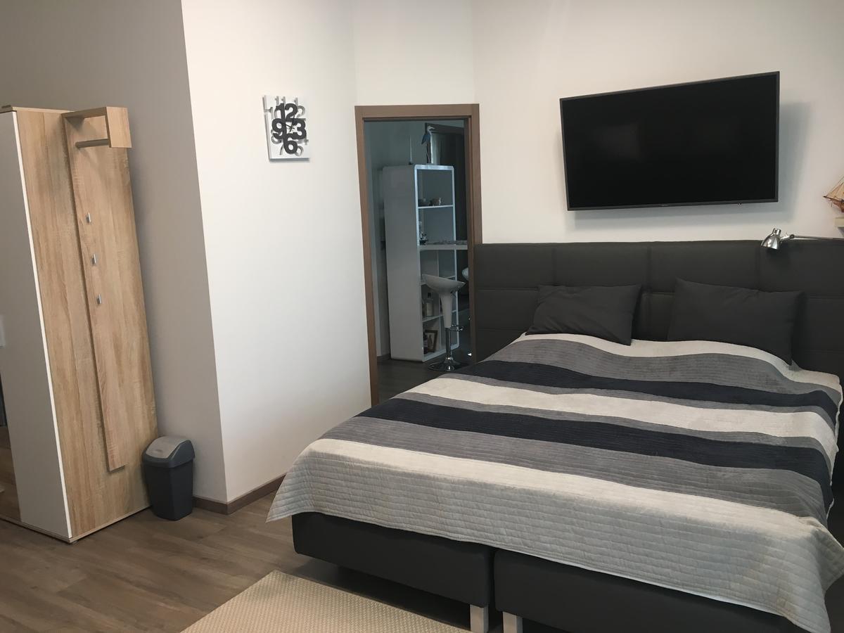 Calypso Lakeside Rooms & Lux Apartments Siofok Bagian luar foto