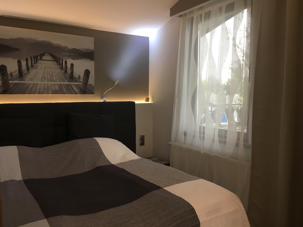 Calypso Lakeside Rooms & Lux Apartments Siofok Bagian luar foto