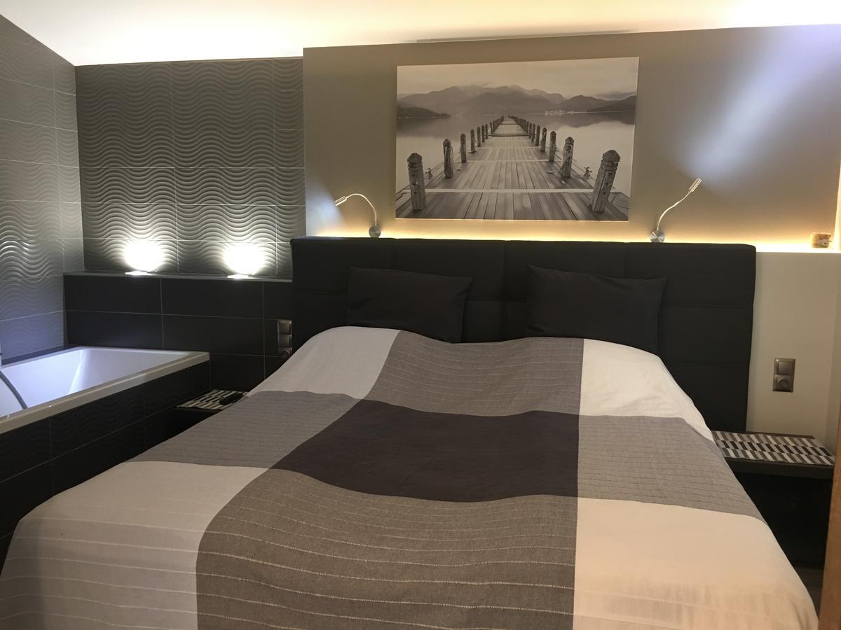 Calypso Lakeside Rooms & Lux Apartments Siofok Bagian luar foto