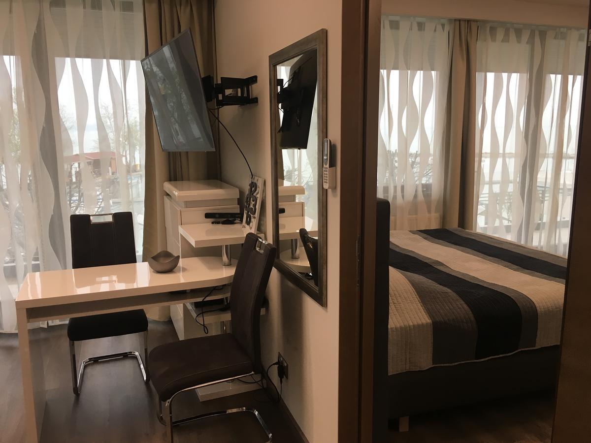 Calypso Lakeside Rooms & Lux Apartments Siofok Bagian luar foto
