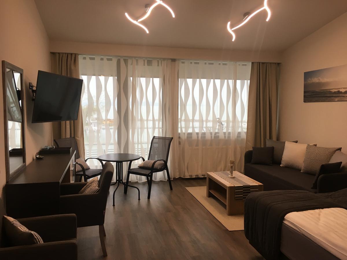 Calypso Lakeside Rooms & Lux Apartments Siofok Bagian luar foto