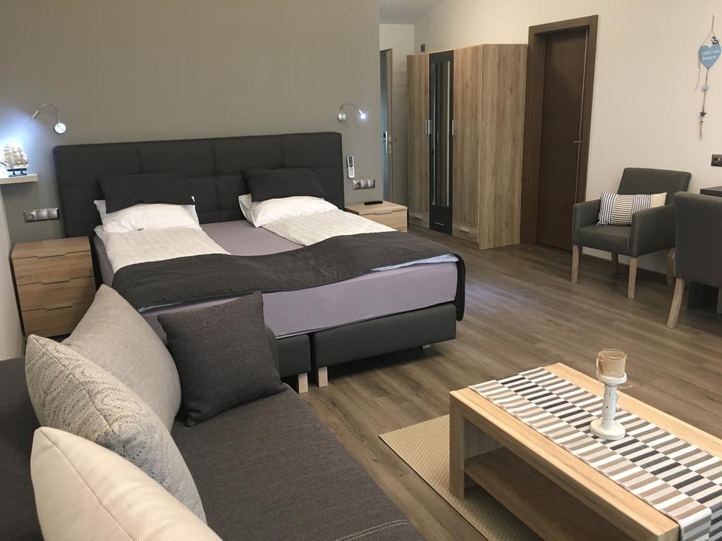 Calypso Lakeside Rooms & Lux Apartments Siofok Bagian luar foto