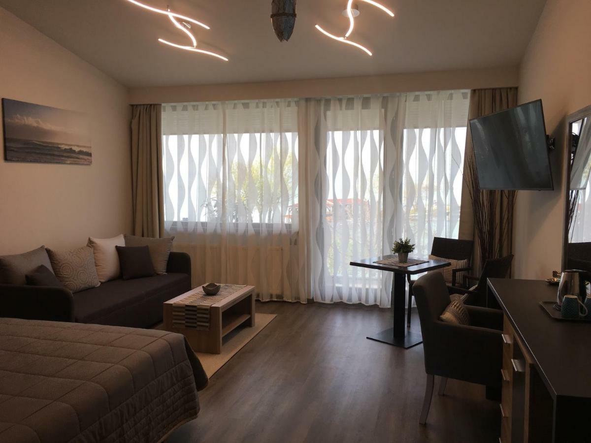 Calypso Lakeside Rooms & Lux Apartments Siofok Bagian luar foto