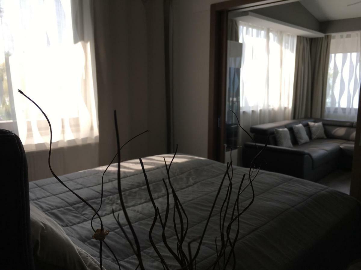 Calypso Lakeside Rooms & Lux Apartments Siofok Bagian luar foto