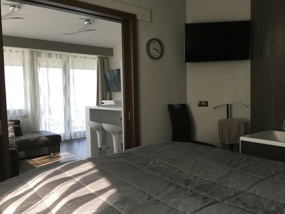 Calypso Lakeside Rooms & Lux Apartments Siofok Bagian luar foto
