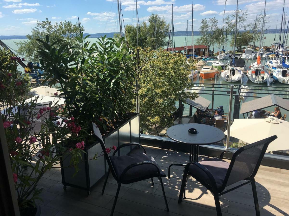 Calypso Lakeside Rooms & Lux Apartments Siofok Bagian luar foto