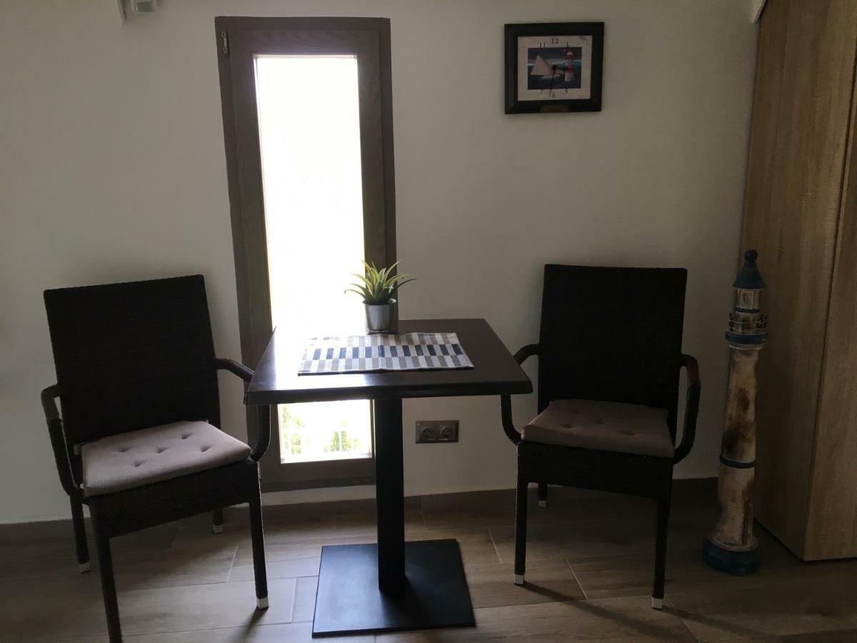 Calypso Lakeside Rooms & Lux Apartments Siofok Bagian luar foto