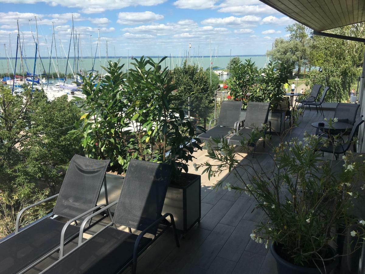 Calypso Lakeside Rooms & Lux Apartments Siofok Bagian luar foto